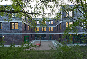 Verwaltung und Kindertagesstätte auf der Bult